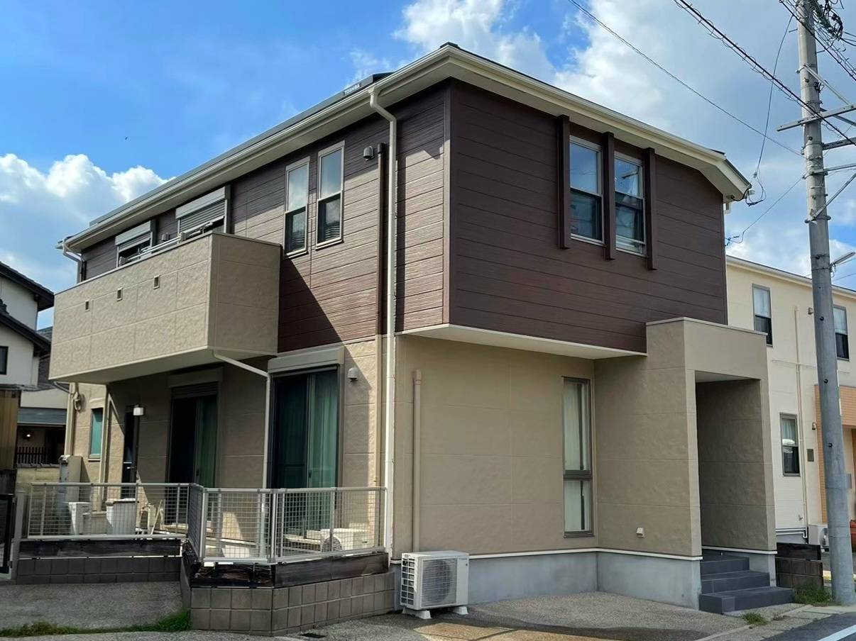 尾張旭市の一戸建て外壁塗装完了後の横から見たアフター写真。ツートンカラーデザインで美しく映えるモダンな外観。