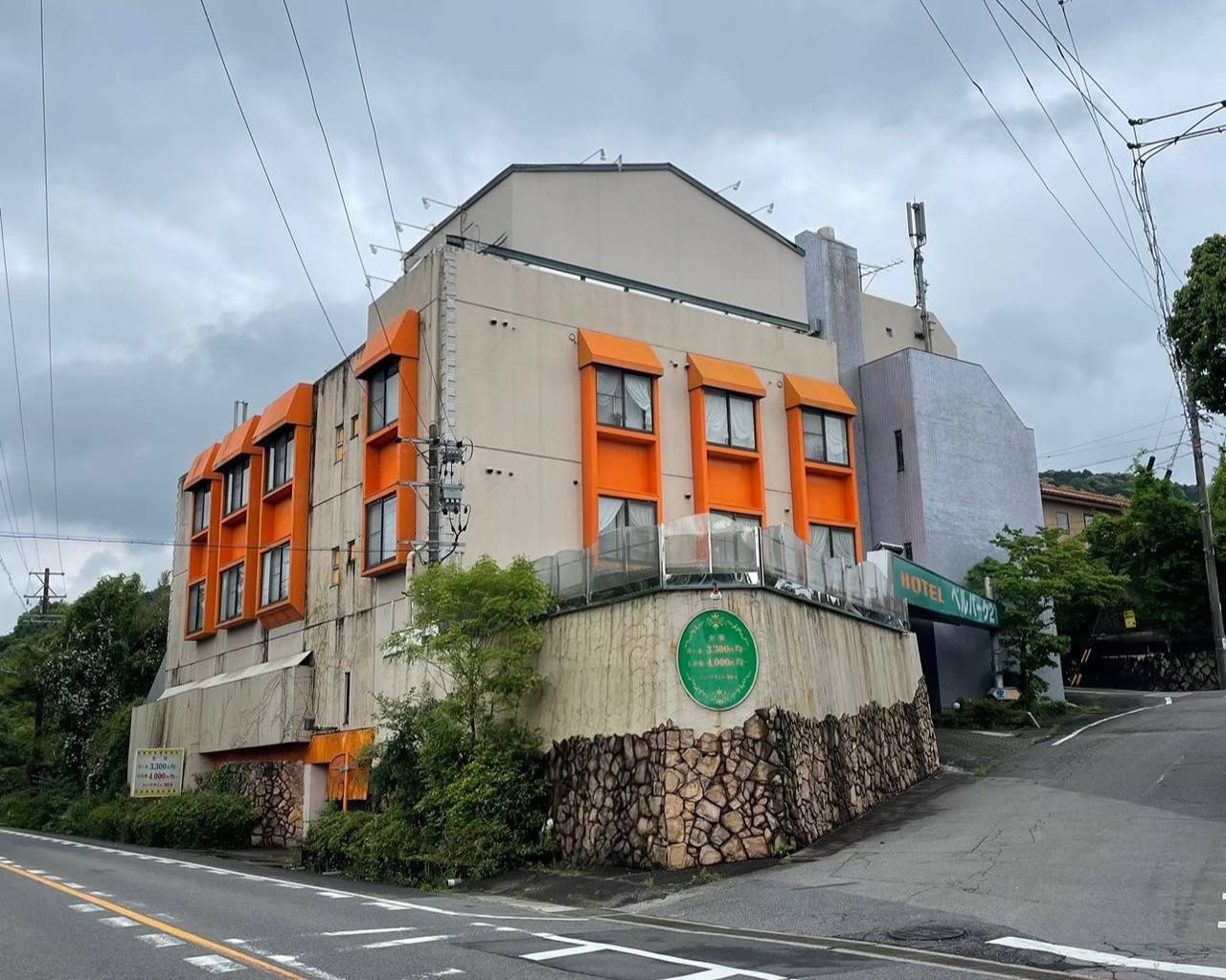 塗装前の名古屋市の住宅外壁。経年劣化による色あせやチョーキング現象が発生している様子