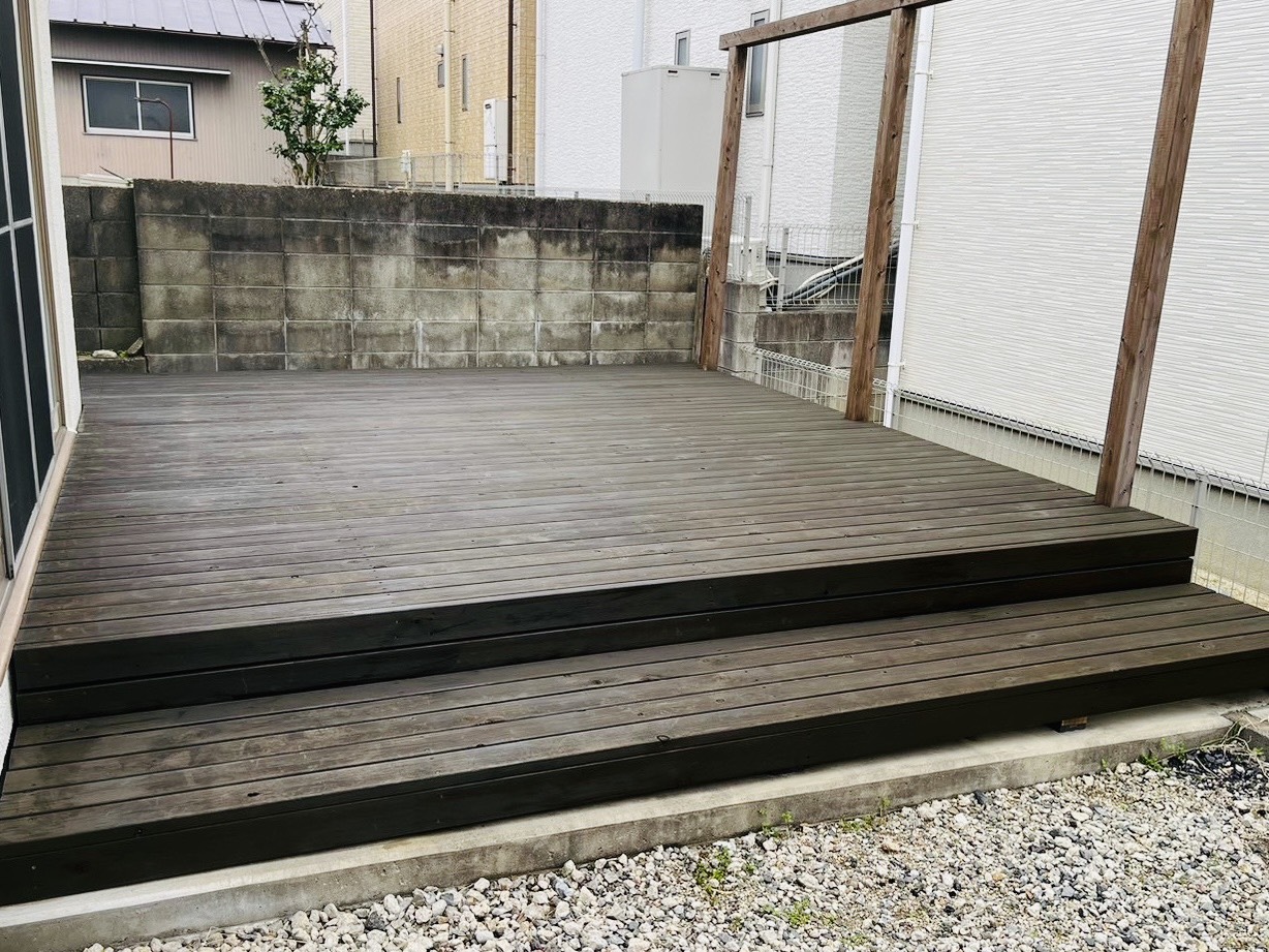 名古屋市にてキシラデコールで塗り替え、木目が美しく復活したウッドデッキの施工後