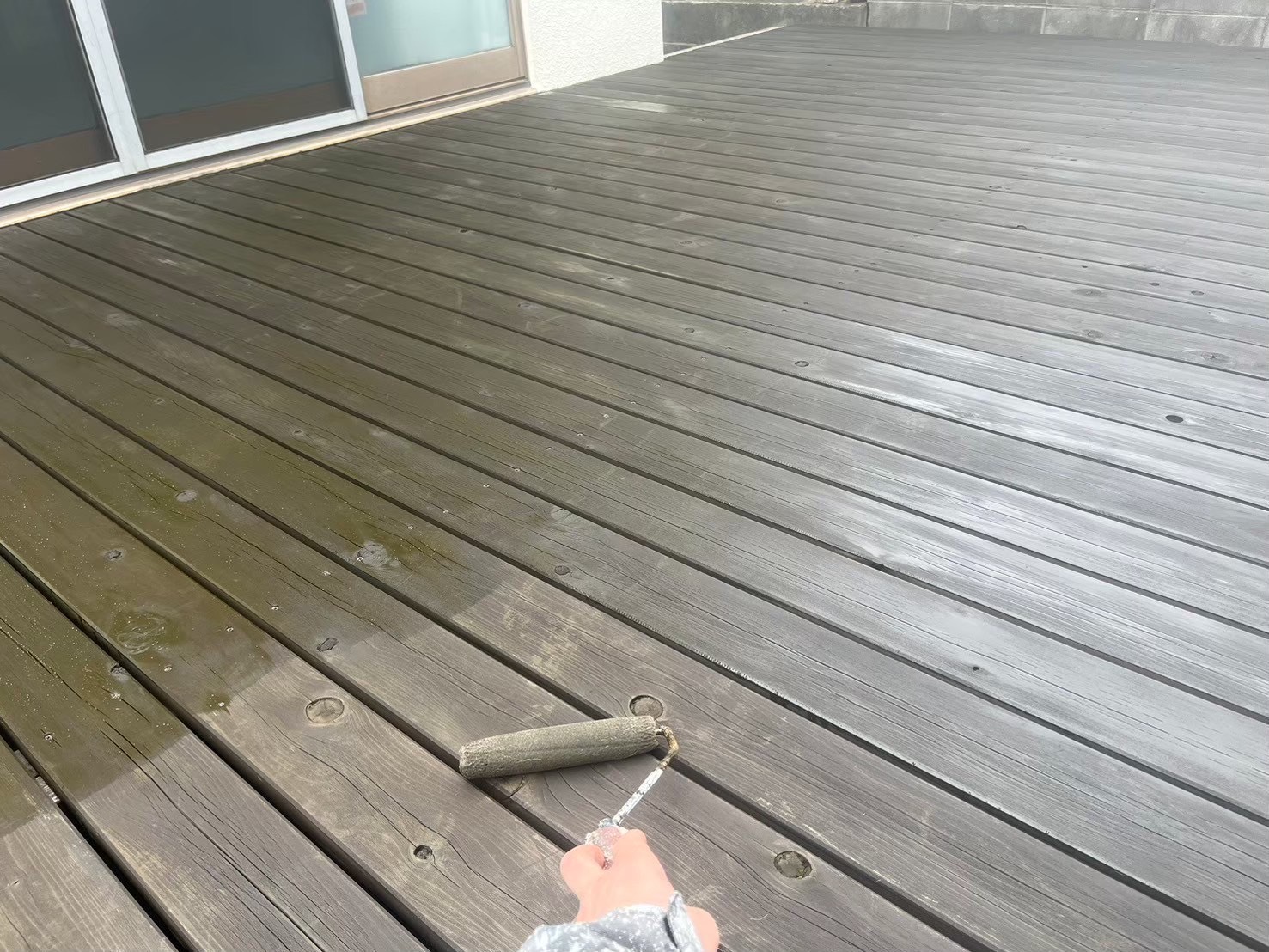 名古屋市のウッドデッキ塗装。キシラデコールの3回目を塗り重ね、深い色ツヤと耐久性を引き出している様子