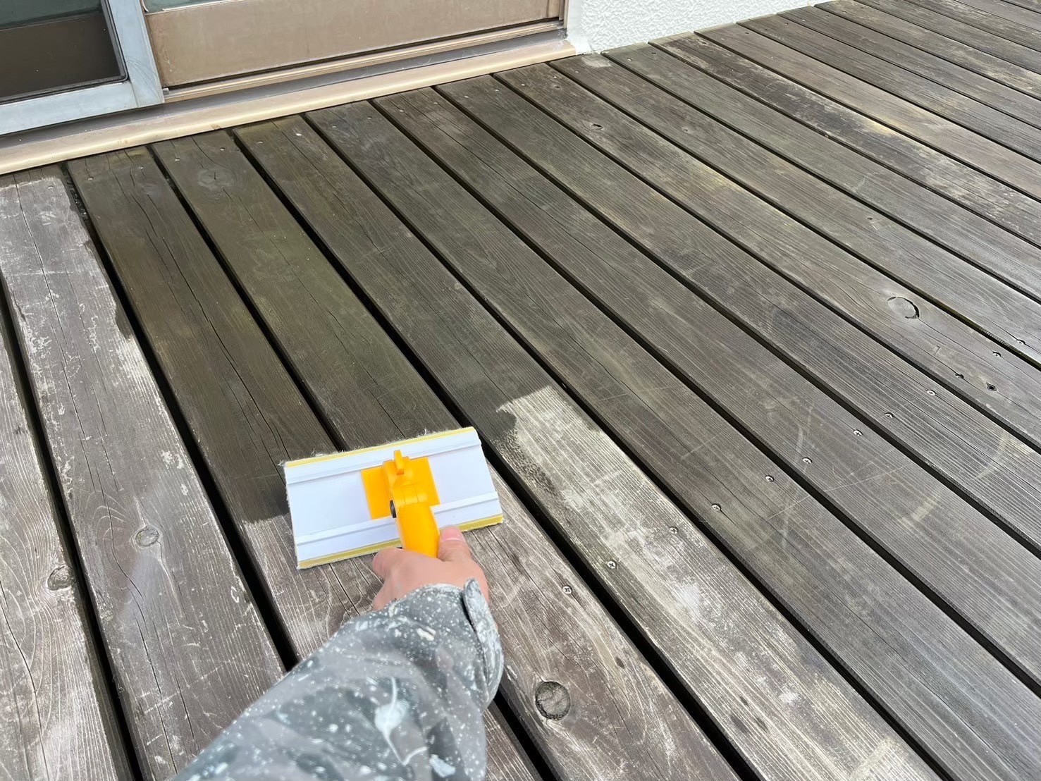 名古屋市のウッドデッキ塗装。キシラデコール1回目を木材の芯まで浸透させている作業写真
