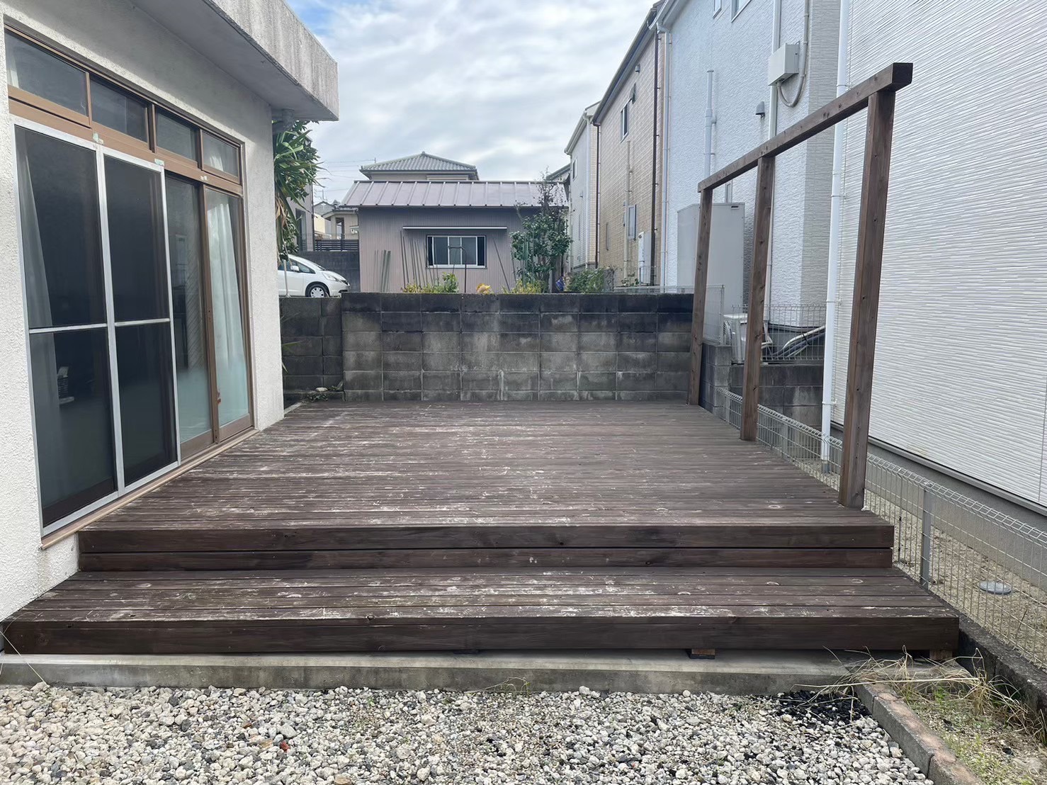 キシラデコールで塗り替える前の、紫外線で白っぽく変色したウッドデッキ（名古屋市）