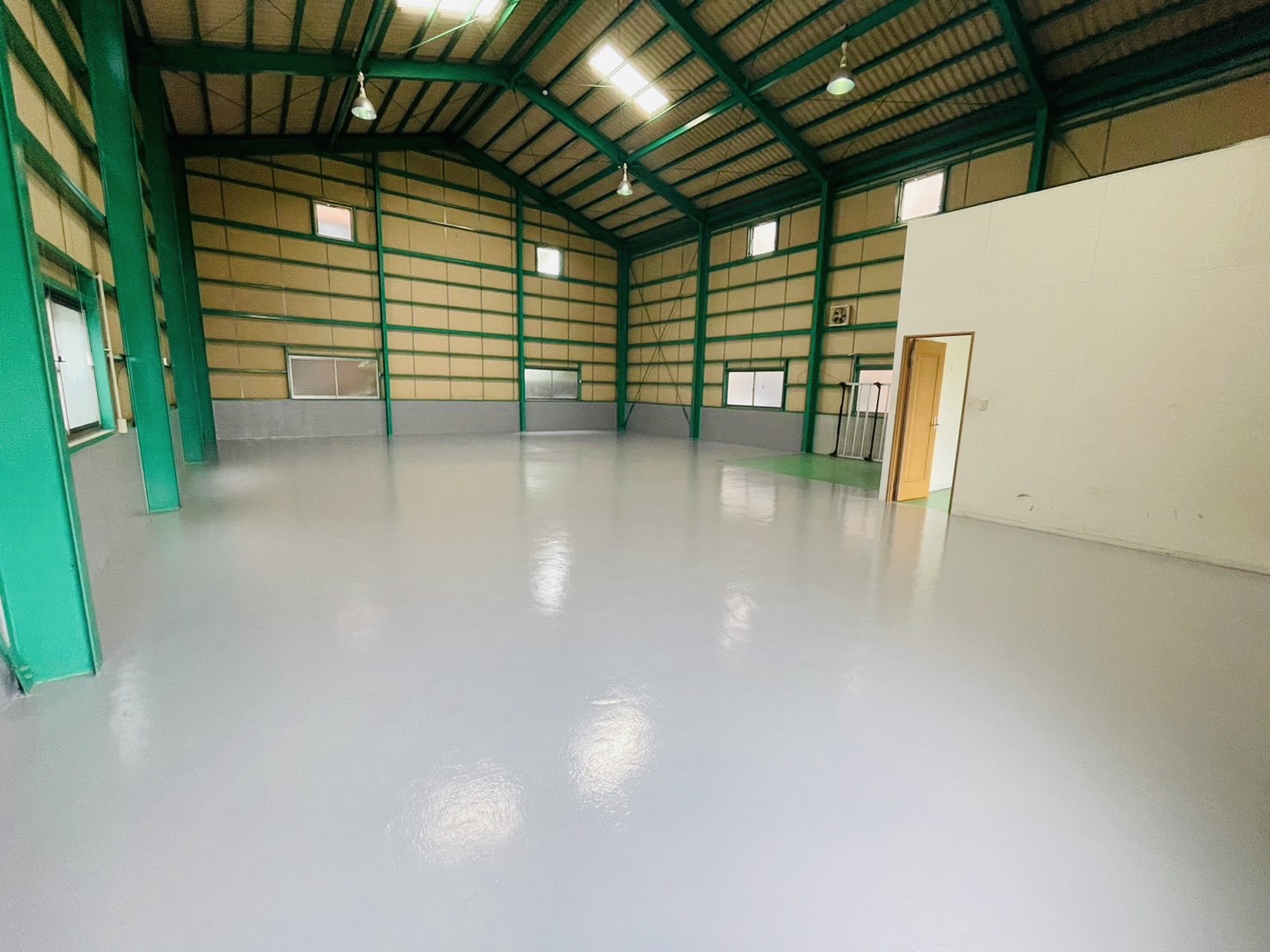 名古屋市守山区の倉庫床塗装。ボウジンテックスUワイドで塗り替えた施工後の画像