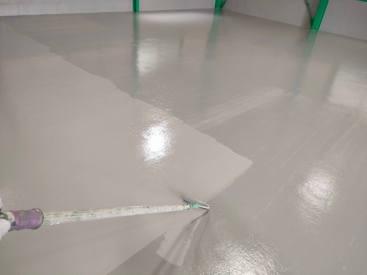 名古屋市守山区の倉庫床塗装。ボウジンテックスUワイドで床を塗っている作業写真