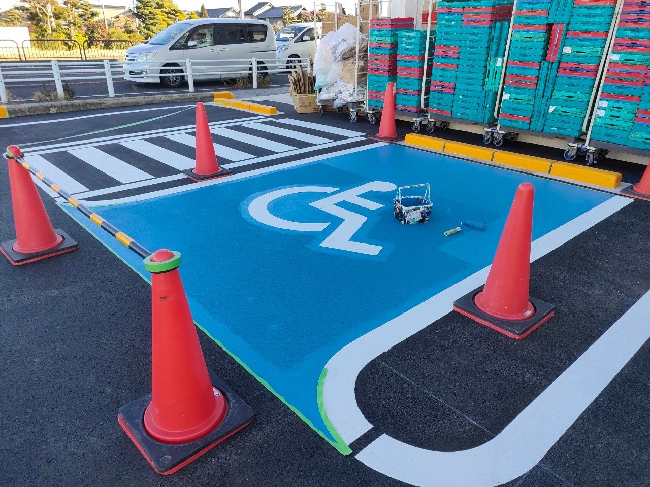 尾張旭市の駐車場塗装。2回目の塗装作業中の様子