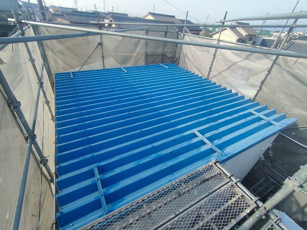 名古屋市の折半屋根塗装。色あせた施工前の画像