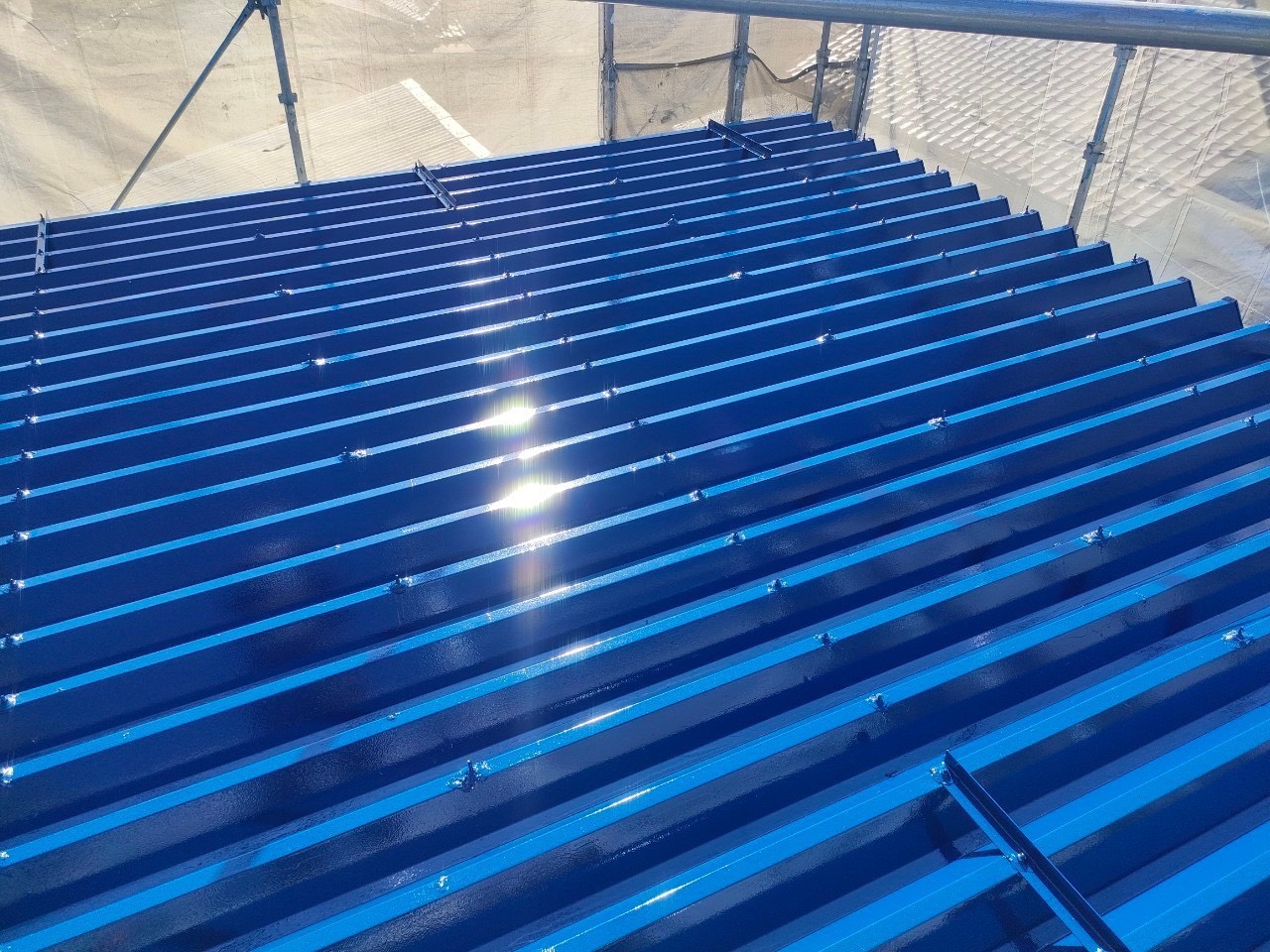 名古屋市の折半屋根塗装。ルーフスターSiで塗り替えた施工後の画像