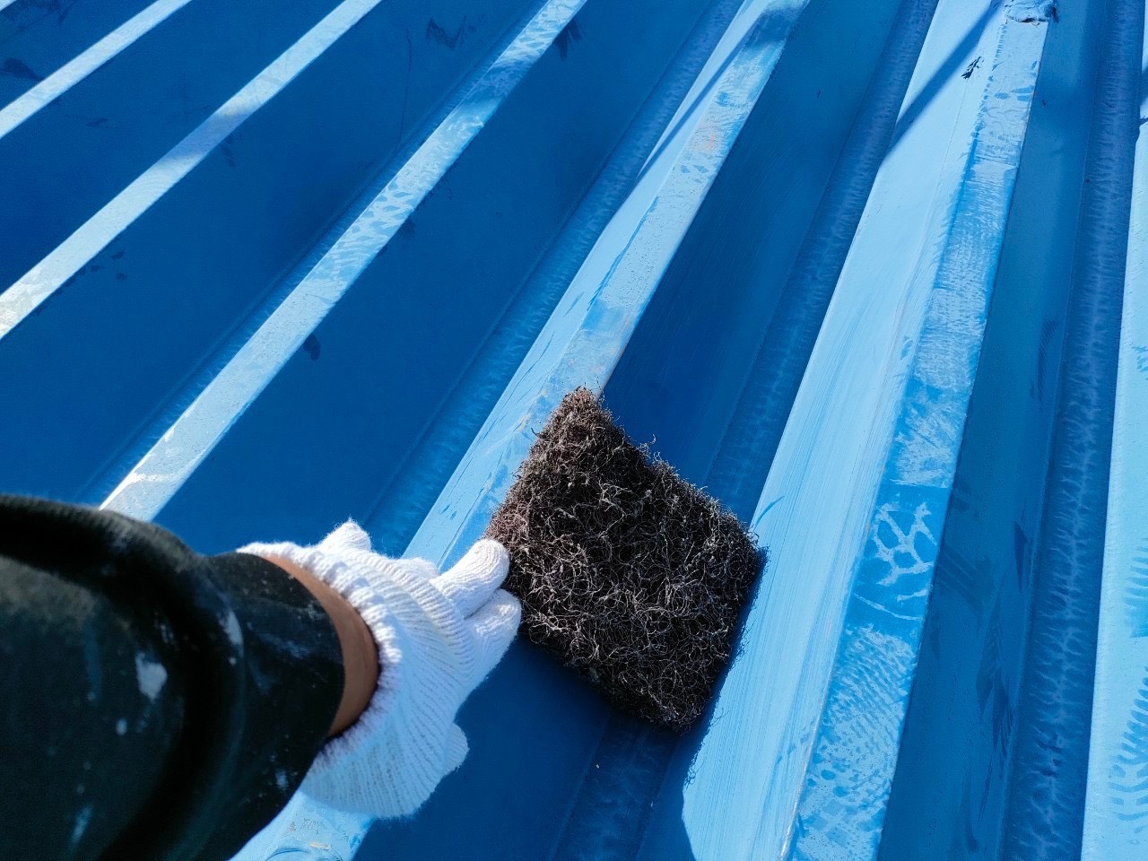 名古屋市の折半屋根塗装。ケレン作業の画像