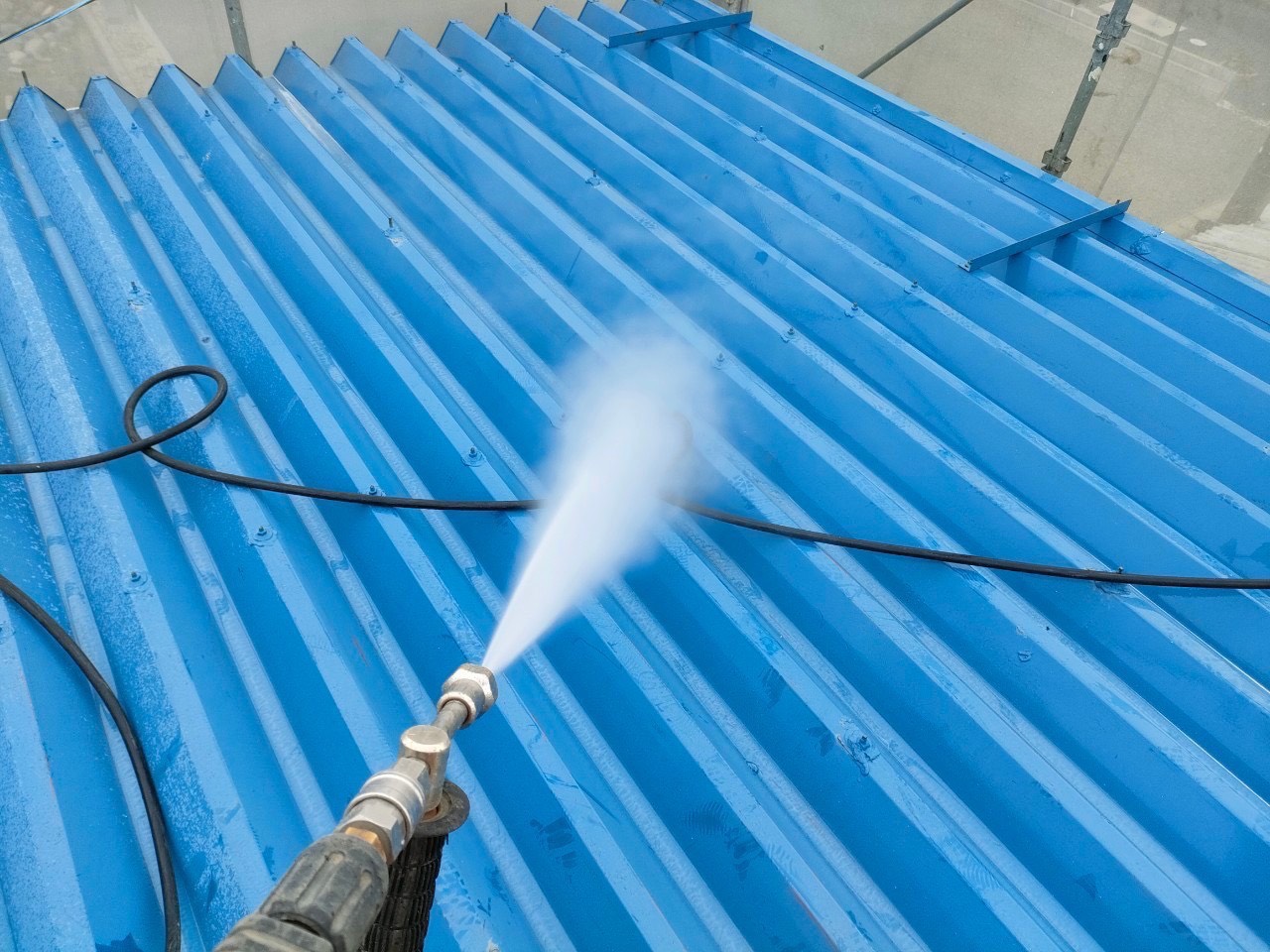 名古屋市の折半屋根塗装。高圧洗浄作業の画像