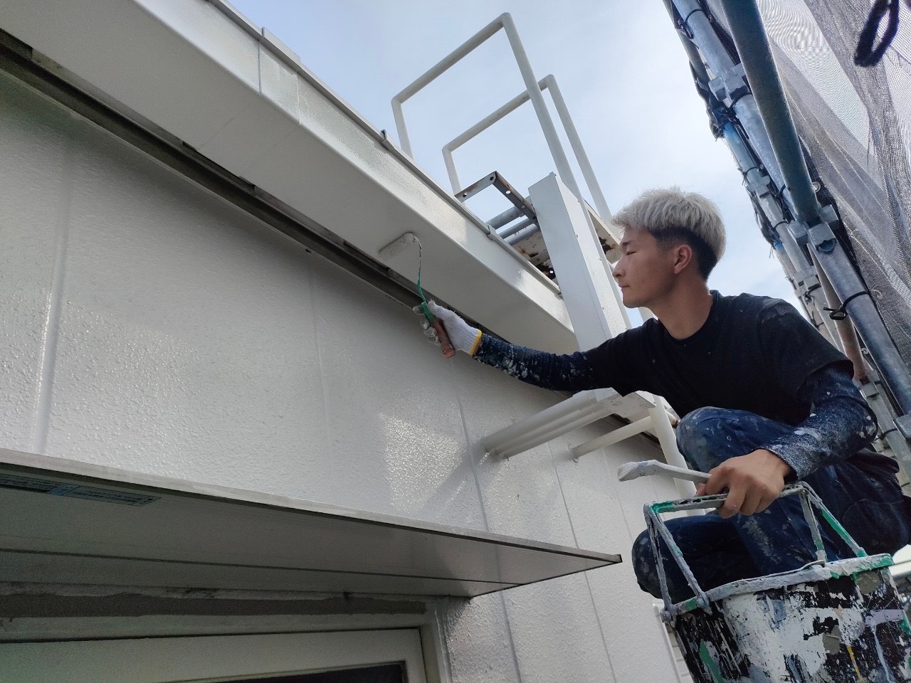 大垣市の店舗塗装。塗装作業の画像