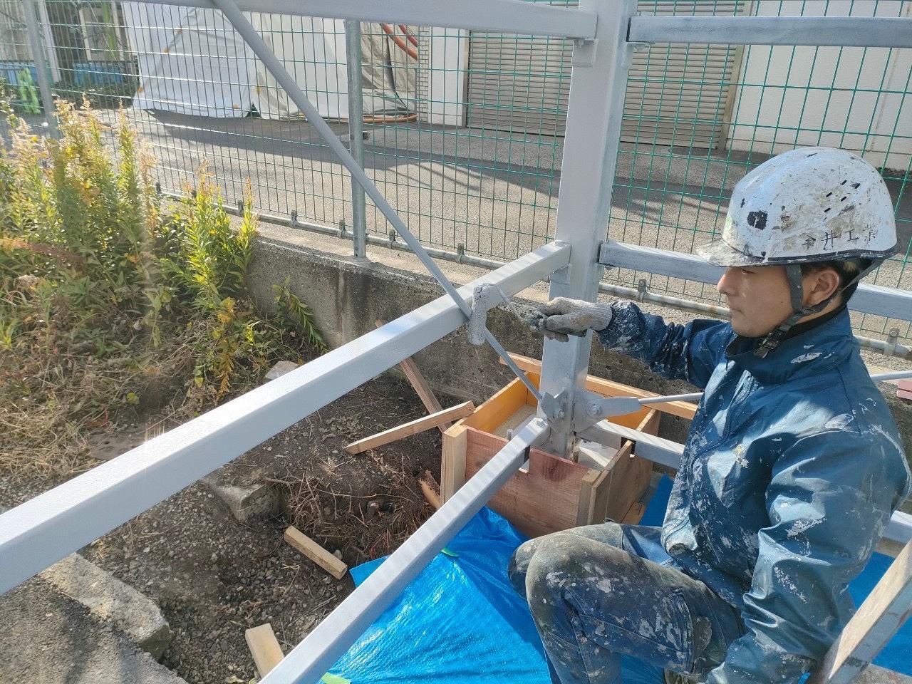 尾張旭市の鉄骨の塗装。塗料を塗っている作業写真