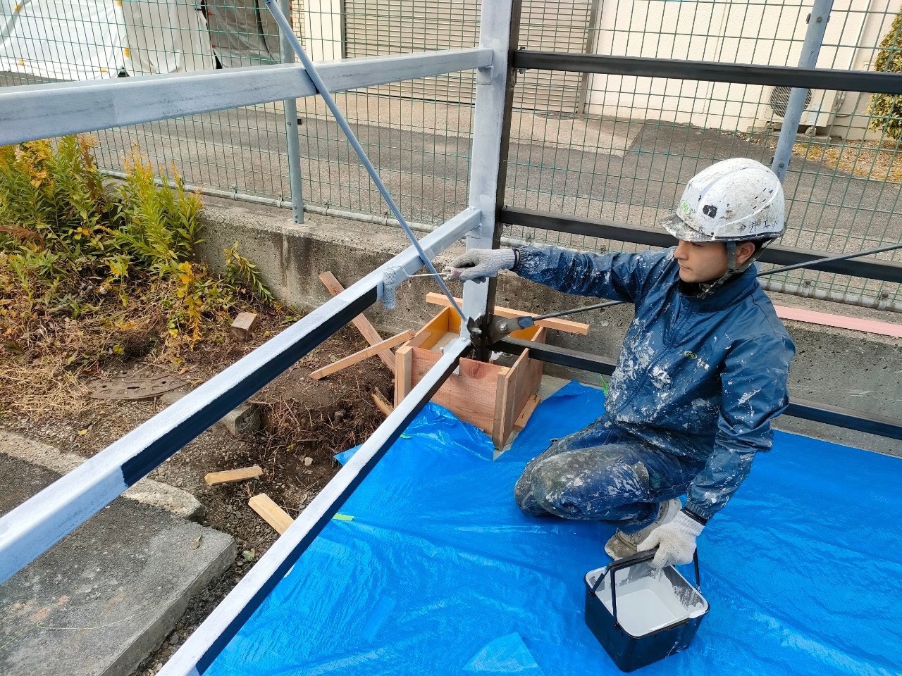 尾張旭市の鉄骨の塗装。錆止めを塗っている作業写真