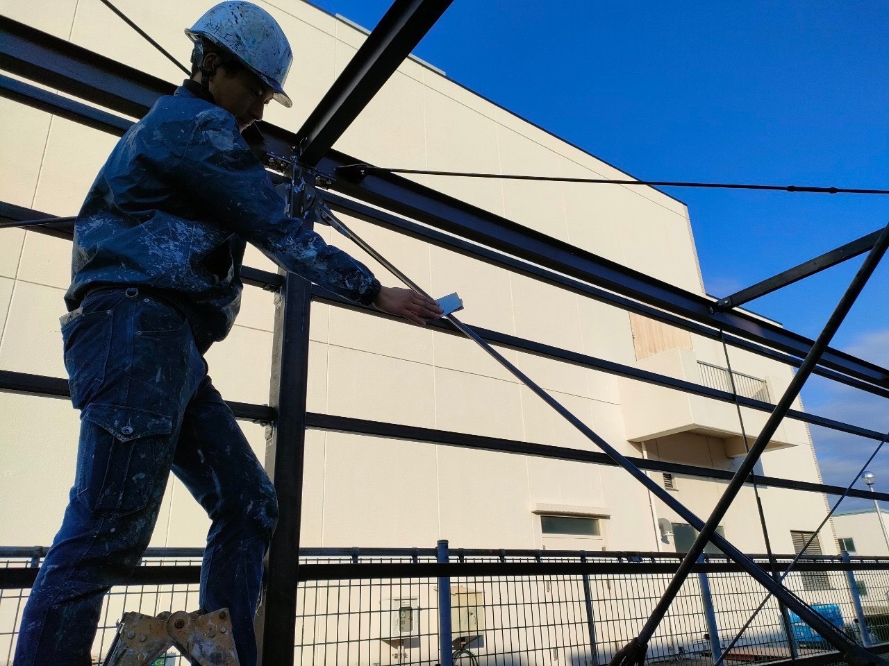 尾張旭市の鉄骨の塗装。鉄部のケレン作業の画像