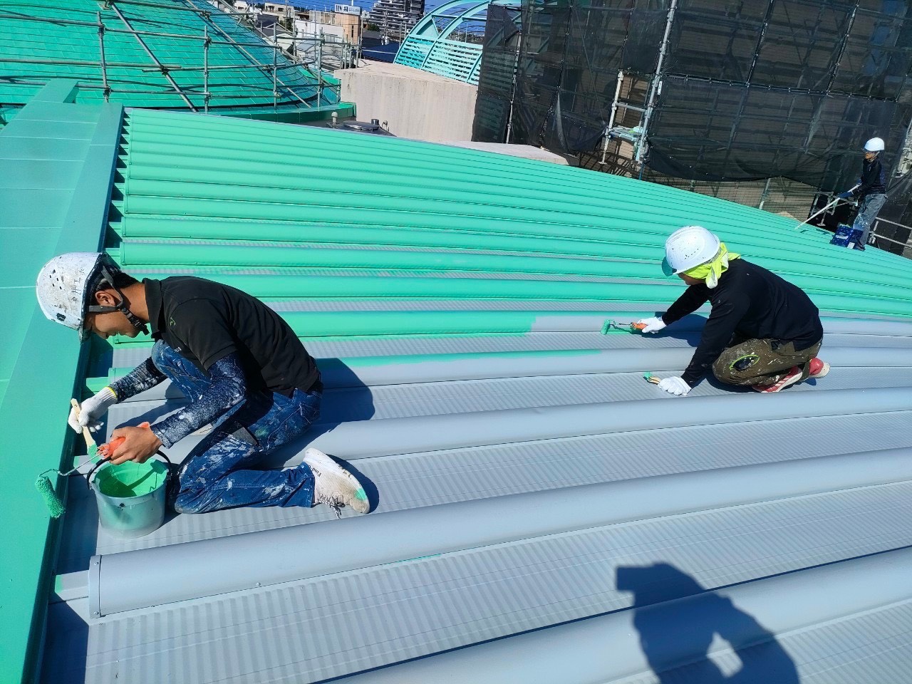 知多市の公共施設における屋根塗装の作業中