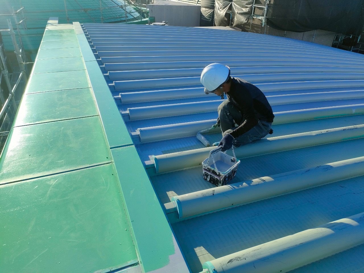 知多市の公共施設における屋根塗装の作業中