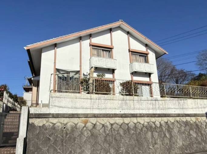 各務原市の一戸建て外壁塗装前の正面ビフォー写真。経年により縦の梁（はしら）や付帯部が赤っぽく色あせた和モダンスタイルの外観。