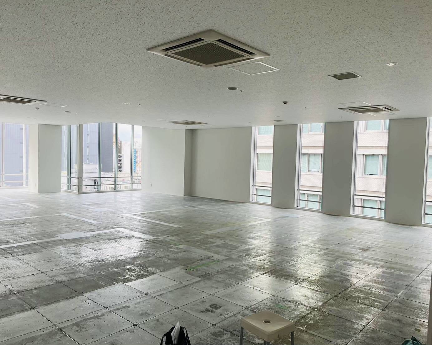 名古屋市のテナントビルオフィス内装塗装完了後のアフター写真。真っ白に塗り替えられた開放的な天井・壁・柱の空間。