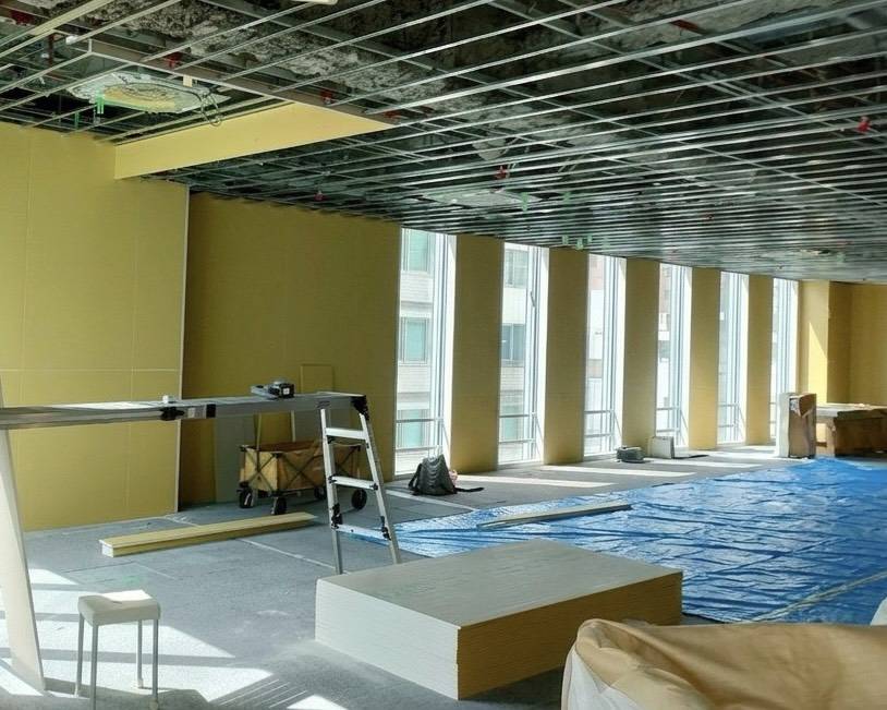 名古屋市のテナントビルオフィス内装塗装の施工前（Before）写真。天井ボード張りや壁面パテ処理を行う前の広い室内。