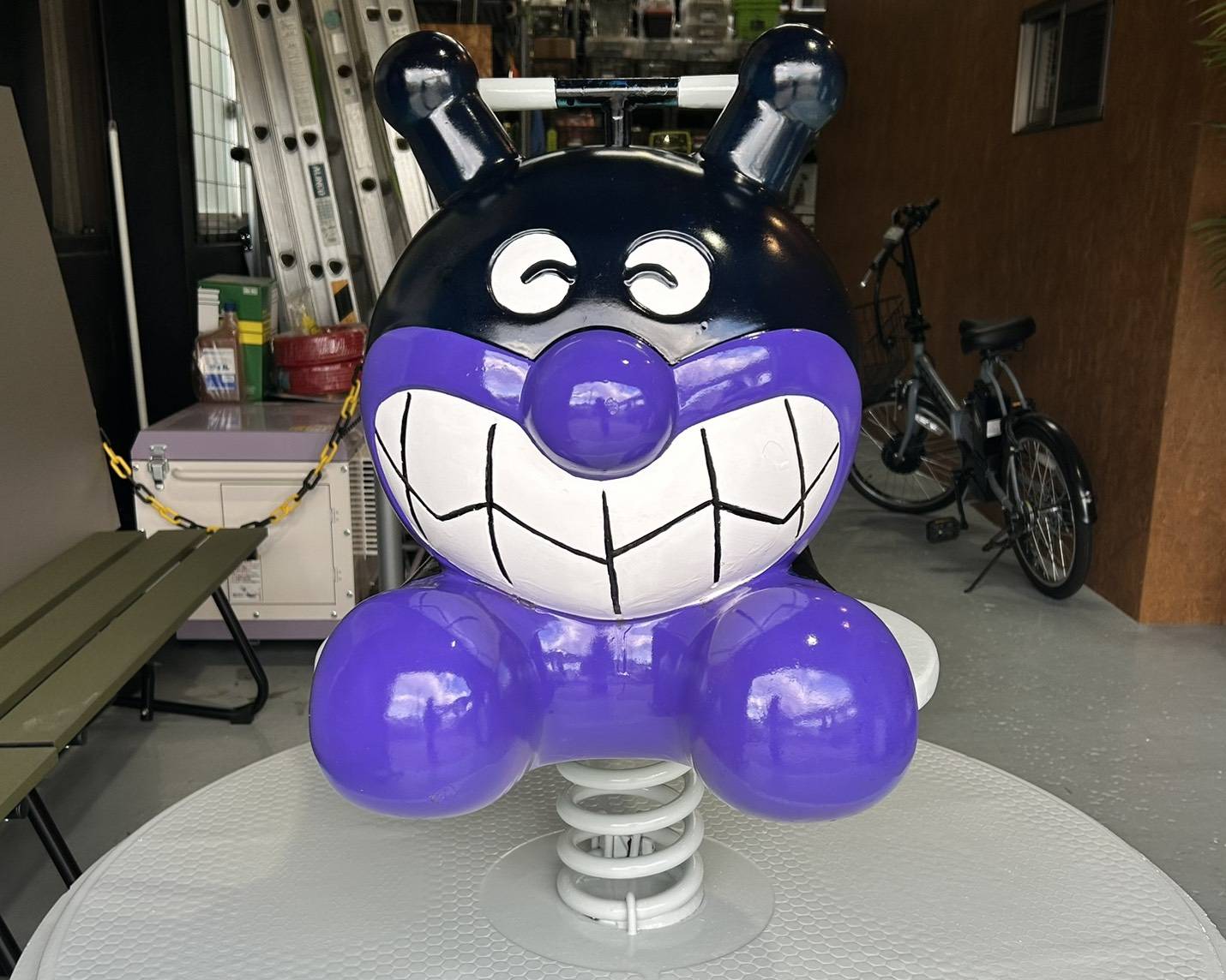 自社倉庫で塗り替えを完了したキャラクター遊具の正面アフター写真。ピカピカの艶が蘇ったスプリング遊具。