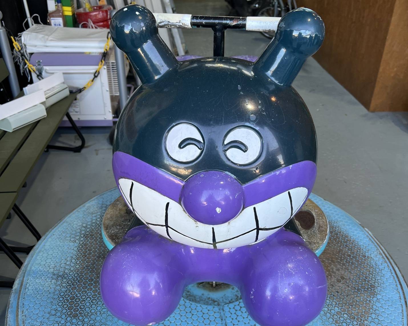 塗装リフォーム前のキャラクター遊具の正面ビフォー写真。経年劣化により色あせや塗装の剥がれが見られるスプリング遊具。
