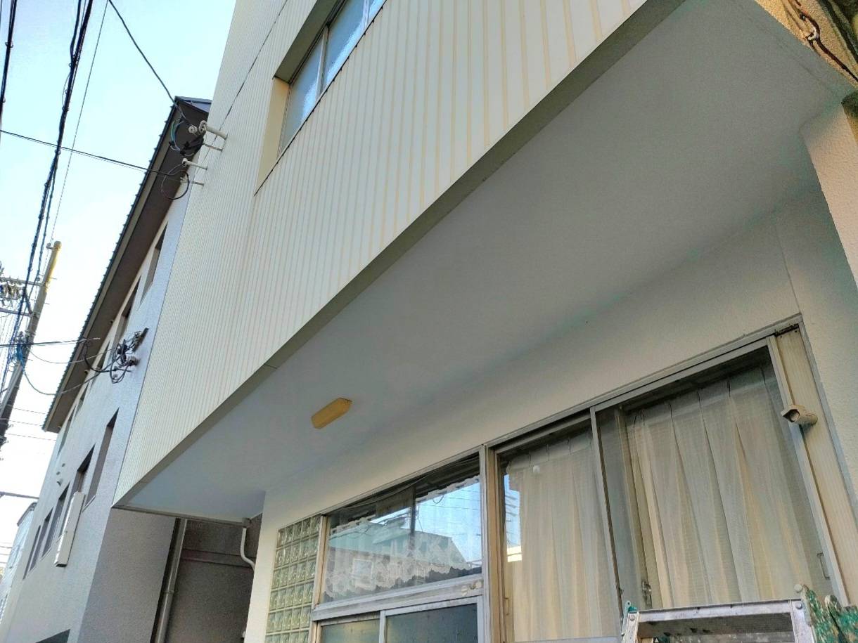 岐阜市のマンション外壁塗装完了後のアフター写真。水性セラミシリコンで美しく塗り替えられたALC外壁と軒天（天井）。