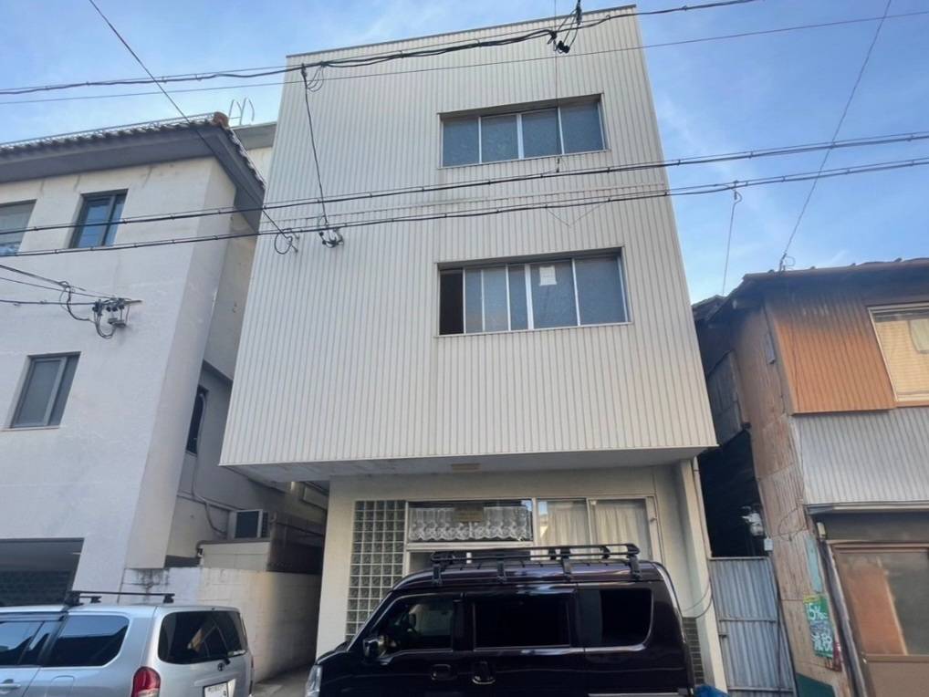 岐阜市の3階建てマンション外壁塗装前の施工前（Before）写真。経年劣化による雨筋汚れやくすみが見られるALC外壁の現状。