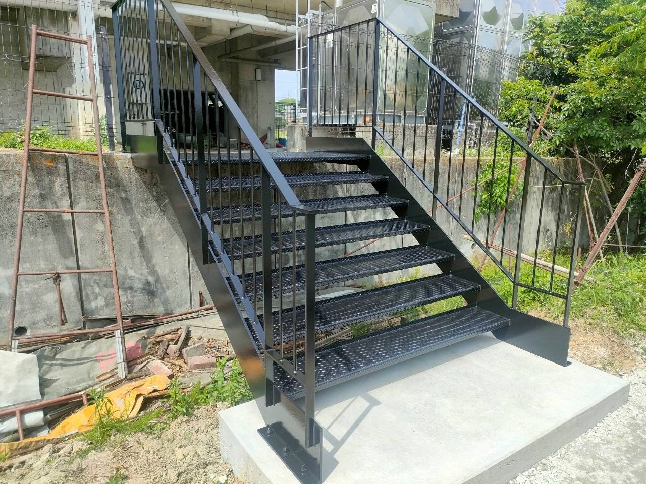 半田市の鉄骨階段塗装工事完了後のアフター写真。サビ止め後に美しく黒色で塗り替えられた屋外階段。