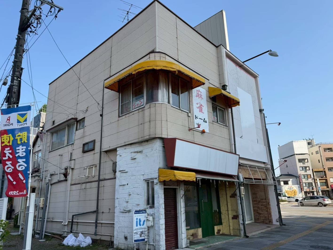 名古屋市西区の店舗塗装前の施工前（Before）写真。色あせた庇や古い突き出し看板が残る塗り替え前の2階建て店舗ビル。