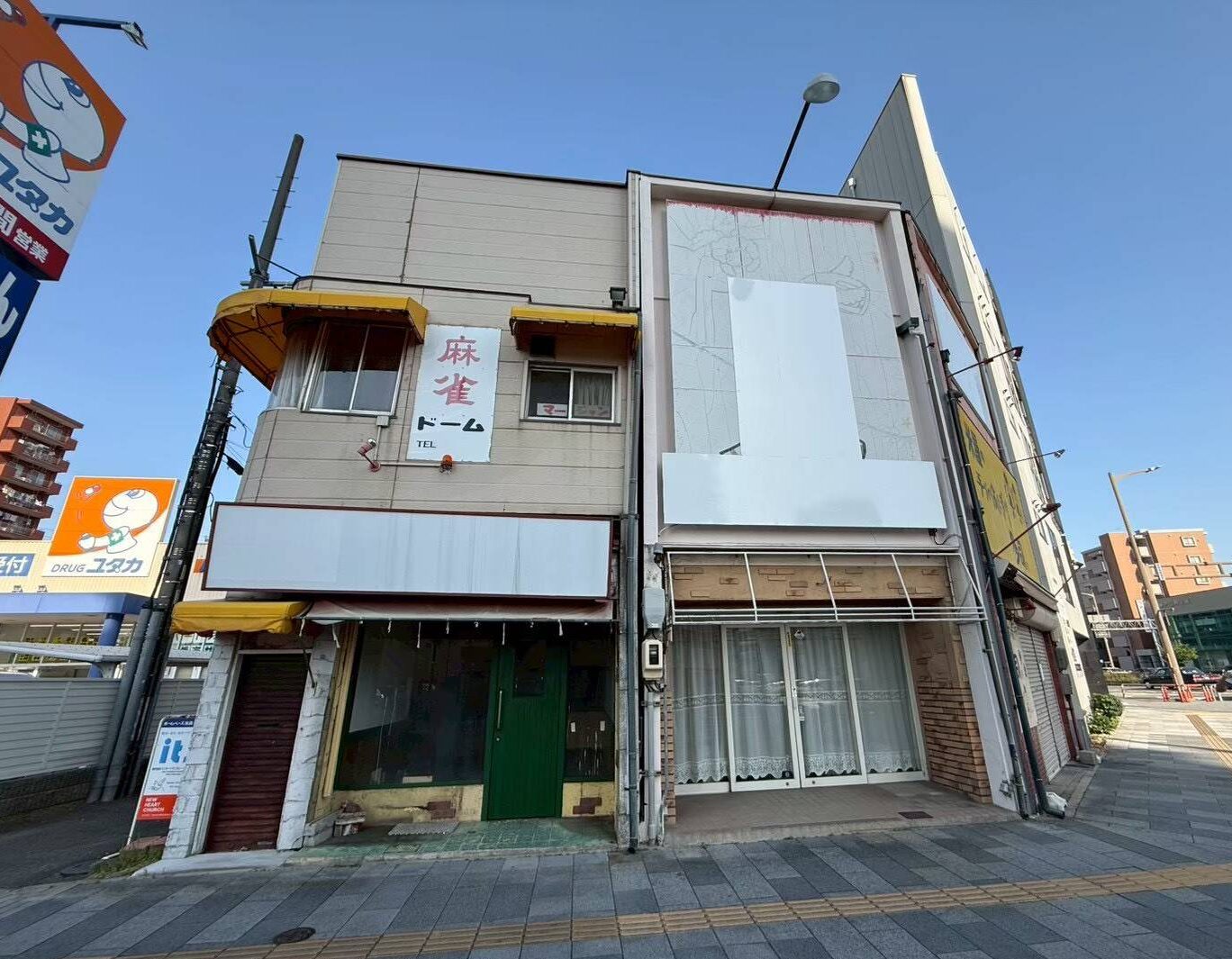 名古屋市西区の店舗塗装前の施工前写真。色あせた古いテントや大きな突き出し看板が残る塗り替え前の道路側側面外観。