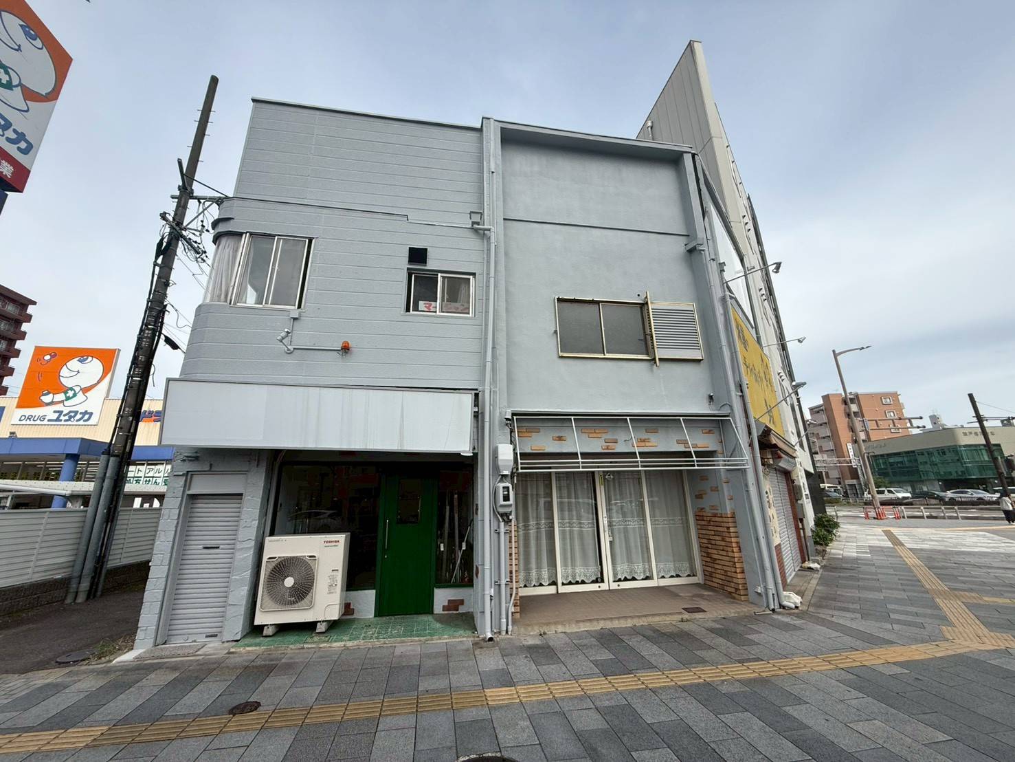名古屋市西区の店舗塗装完了後の完成写真。水性セラミシリコン（N-70）で美しく塗り替えたビルの道路側側面アングル。