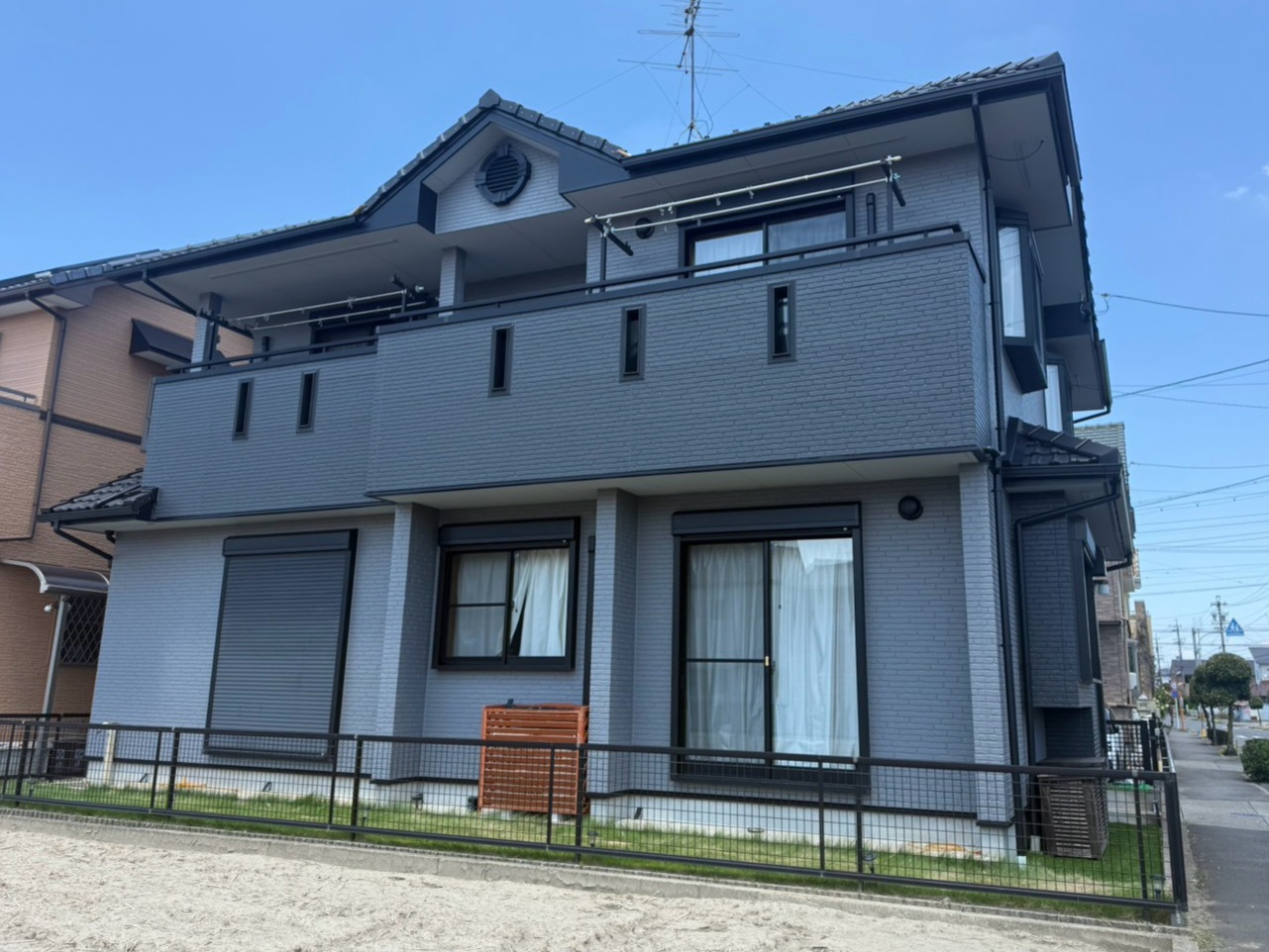 清須市の外壁塗装完了後の完成写真。バルコニーをプレミアムシリコンのN-30でアクセント塗装したグレー調の外観。