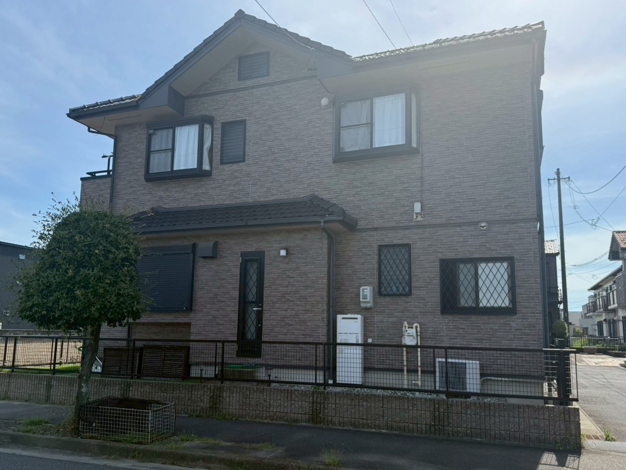 清須市の外壁塗装前における住宅側面の施工前写真。塗り替え前のブラウン系レンガ調サイディング外観の現状。