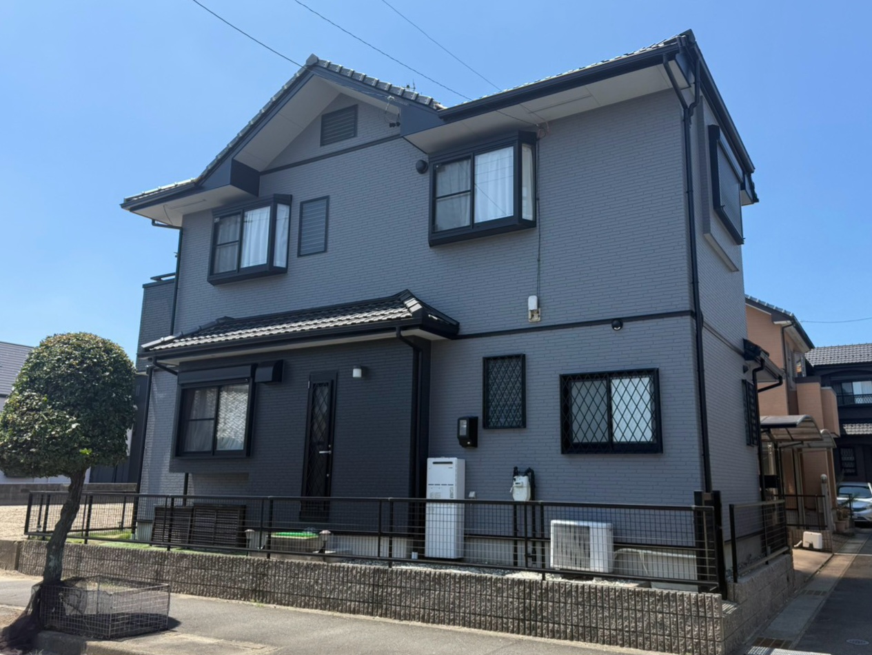 清須市の外壁塗装完了後の完成写真。水性プレミアムシリコン（N-50）で美しく塗り替えた2階建て住宅の側面・道路側外観。